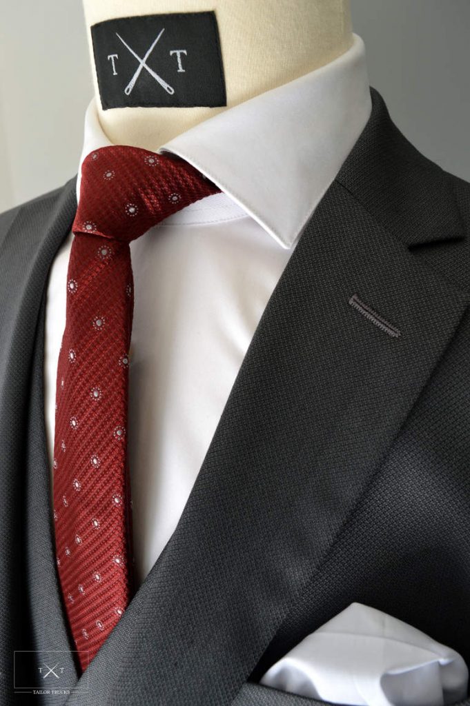 Costume sur mesure - détail col de veste et cravate rouge - Tailor Trucks